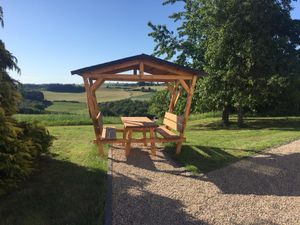 Sitzgelegenheit mit Ausblick vor dem Ferienhaus