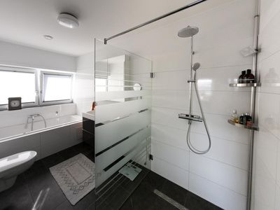 Haupt Badezimmer mit Whirlpool