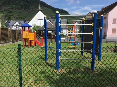 Kinderspielplatz auf der anderen Strassenseite