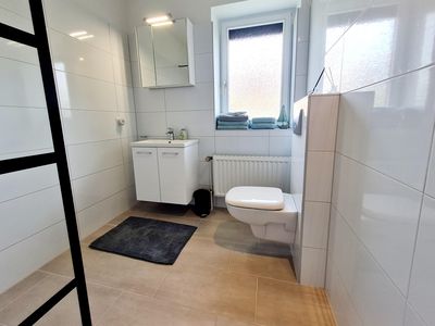 modernes Badezimmer mit ebenerdiger Dusche