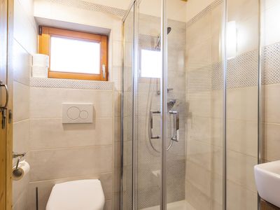 Dusche und WC im Badezimmer