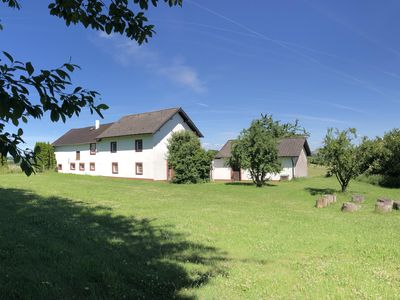 Rückansicht des Hauses mit großer Wiese