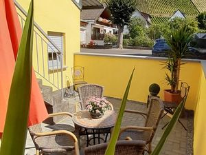 Terrasse mit Blick auf die Burg Thurant