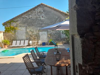 vue d'ensemble de la piscine, coin repas