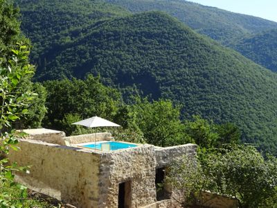 Vue de la piscine depuis la terrasse