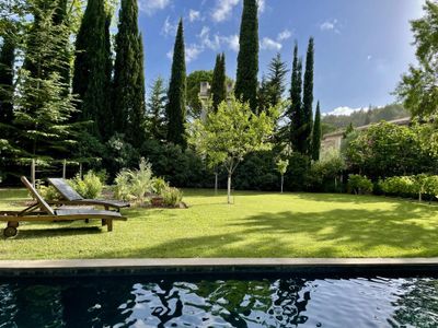 Jardin de la maison du village et la piscine