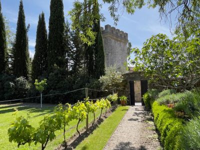 L'entrée du jardin.domainemontlaur.com