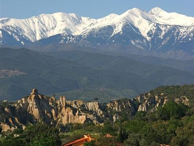 Le gîte et les orgues en fond le Canigou