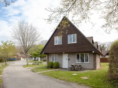 Außenansicht des Gebäudes. 100 Hengar Manor