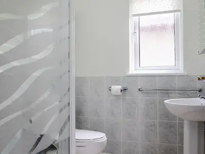 Bad/Dusche. Downstairs Shower room