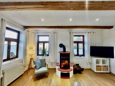Kaminofen und Smart-TV im Wohnzimmer