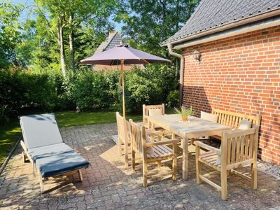 Terrasse mit Morgensonne vorm Haus