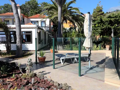 Terrasse. Ansicht Haupthaus mit Terasse