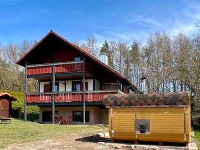 Großer Garten mit finnischer Holzsauna