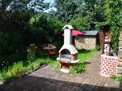 Der Garten mit Grillkamin