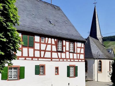 Ferienhaus und ev. Kirche