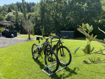 2 E-Bikes stehen zur Ausleihe bereit