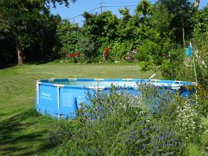 Piscine hors sol dans un espace verdoyant et fleur