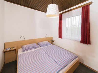 Schlafzimmer mit Doppelbett