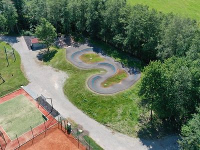 bild8_pumptrack_mit_tennisplatz_und_multispielfeld