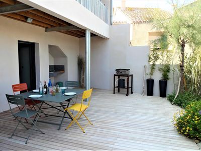 Terrasse Nord vue sur cuisine d'été et plancha