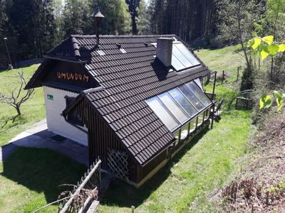 Die Umundumhütte mit Solaranlage und Wintergarten.