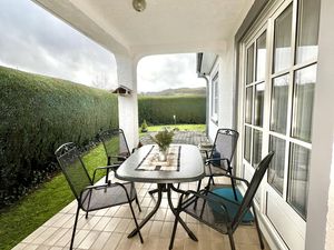 Überdachte Terrasse &amp; Blick in den Garten