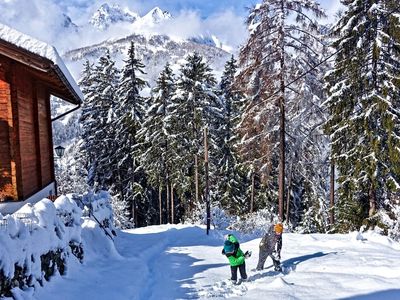 Schneeballschlacht beim Almchalet