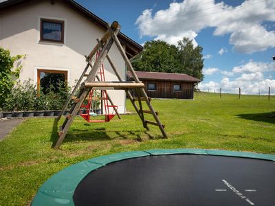 Terrasse. Schaukel mit Trampolin