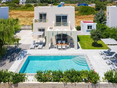 Außenansicht des Gebäudes. Das Haus, der Pool, Terrasse
