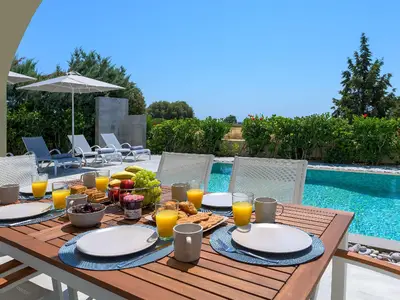Terrasse. Den Tag mit einem Frühstück auf der Terrasse beginnen