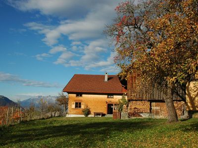 Außenansicht des Gebäudes. Blick auf das Haus mit Garten in der Morgensonne.