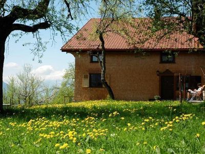 Garten. ruhig mit anschließender Wiese, im Frühling