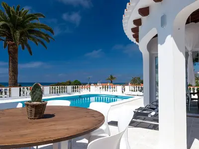 Terrasse. großer Esstisch mit Sonnenschirm auf der Poolterrasse