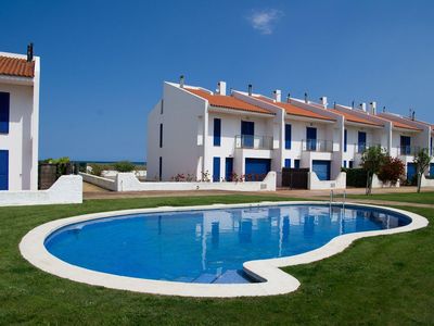 Pool. Schwimmbad mit Meerblick