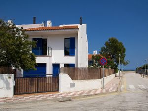 Außenansicht des Gebäudes. Unser Strandhaus, am Ende der Strasse das Meer