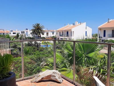 Balkon. Der Balkon mit Blick auf Gärten und Pool