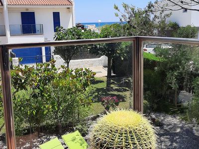 Balkon. Der Balkon mit Blick auf Gärten und das Meer