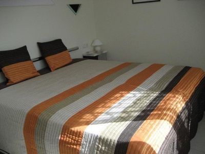 Schlafzimmer mit erhöhtem Bett, Wohnung A