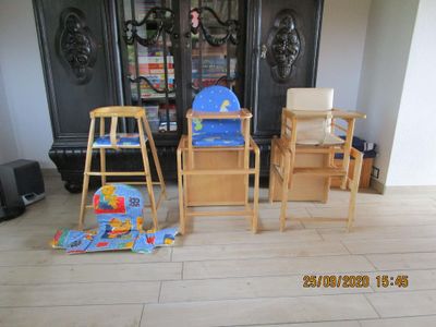 Wohnbereich. EG: Kinderhochstühle und Spieleschrank