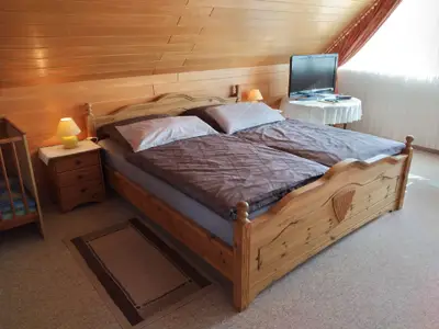 Schlafbereich. DG: Schlafzimmer 1 mit Kinderbett 60 x 120 cm