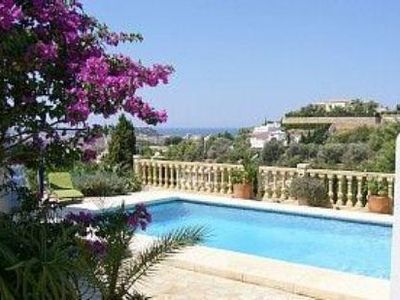 Der Blick von der Weinreben-Terrasse auf den Pool und die Bucht