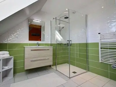 Bad/Dusche. modernes geräumiges Duschbad