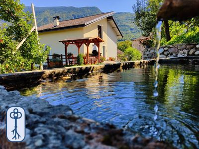 Quelle Sant'Angelo: aus dem wenige Meter vom Haus entfernt alpines Wasser fließt.