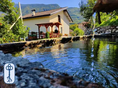 Quelle Sant'Angelo: aus dem wenige Meter vom Haus entfernt alpines Wasser fließt.