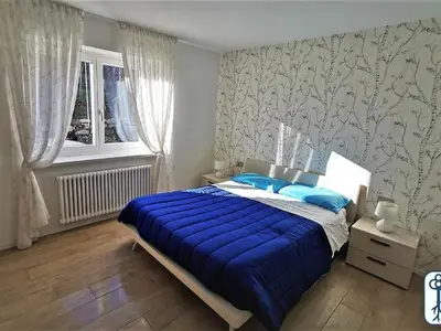 Schlafbereich. Genzianella Zimmer mit Doppelbett und eigenem Bad.
