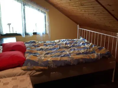 Schlafbereich. Ein ausgebautes Seeufer in einer Entfernung von ca. 150-200 m vom Grundstück