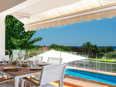 Terrasse. Essen mit spektakulärem Meerblick