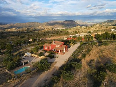 Auszeit-Villa im Abendlicht mit Talblick ins Valle de Ricote