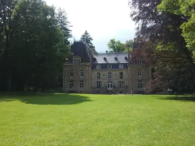Außenansicht des Gebäudes. vom Park aus
